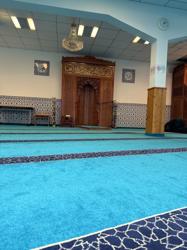 Gebetsraum der Hamidiye Moschee mit Teppich und Kronleuchter