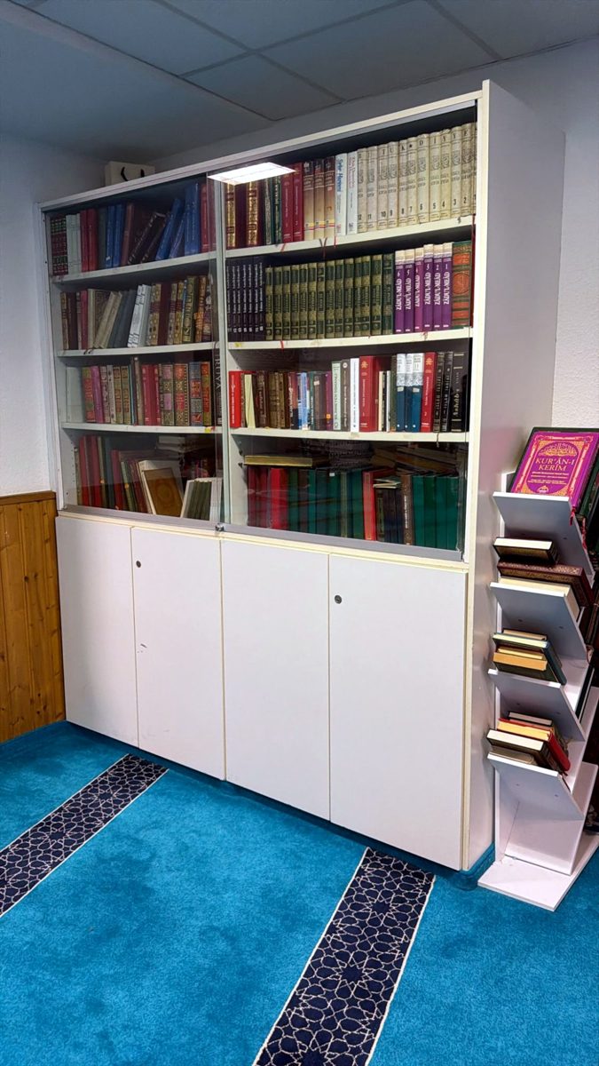 Koranregal im Gebetsraum der Hamidiye Moschee
