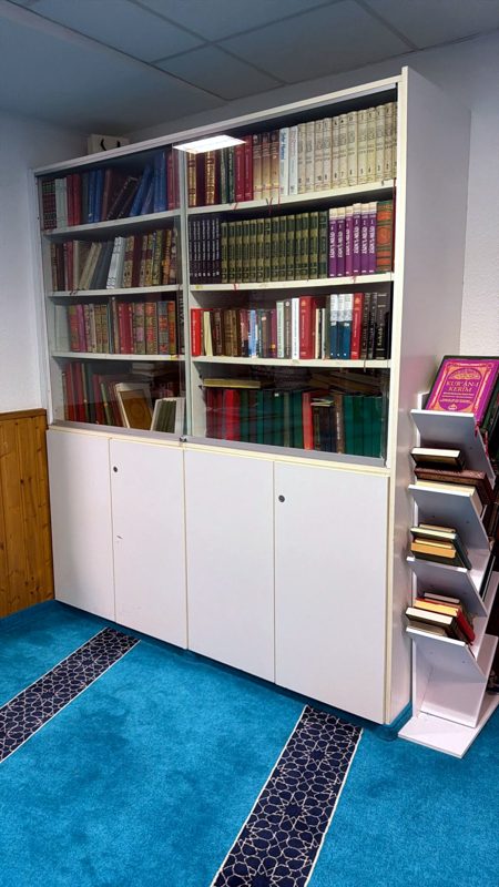 Koranregal im Gebetsraum der Hamidiye Moschee
