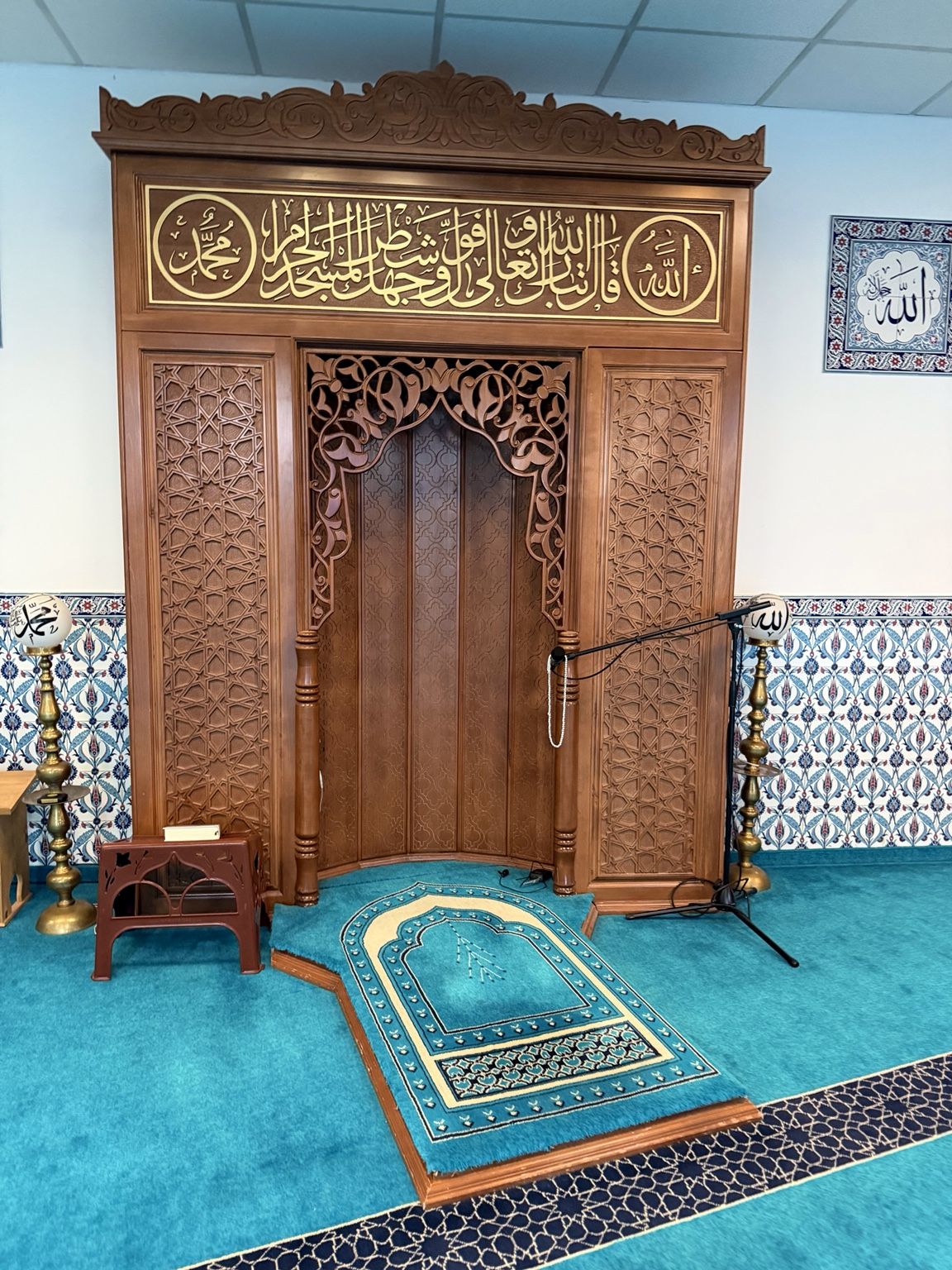 Mihrab der Hamidiye Moschee mit Holzschnitzerei und Kalligrafie